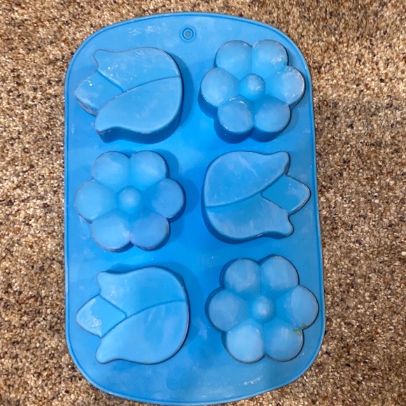 Lot of 4 Silicone Baking Molds Cake Cupcakes EUC - Picture 4 of 5